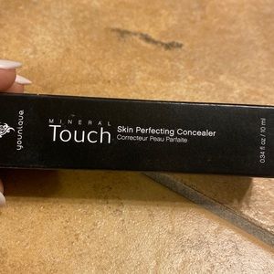 Younique Skin Perfecting Concealer